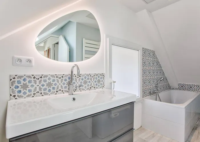 度假居 Maison De Charme A Merville-franceville-plage, 10 Pers, Proche Mer, Grande Terrasse Et Independant - Fr-1-788-27